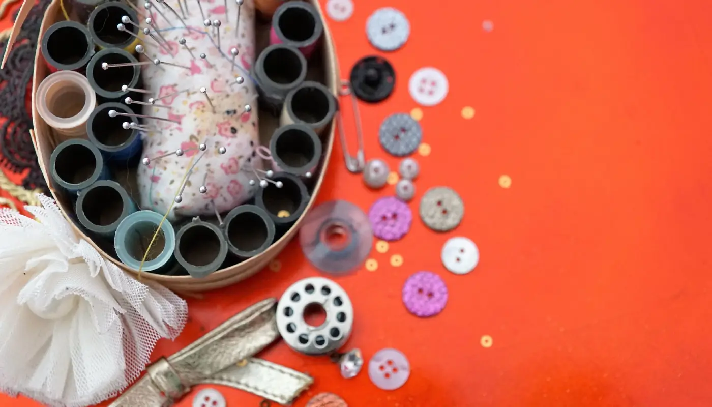 Boîte à couture avec bobines, boutons et canettes