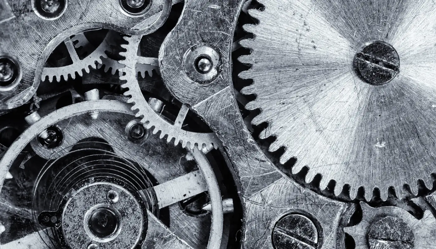 Engrenages métalliques évoquant la mécanique d’une machine à coudre