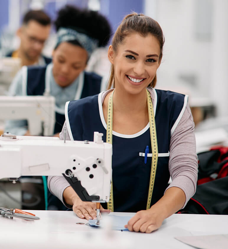 Couturière au travail sur une machine à coudre en atelier