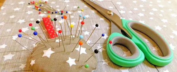 Pelote à épingles, ciseaux et épingles colorées