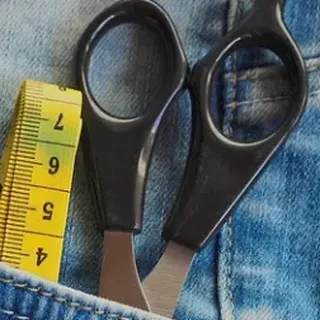 Mètre-ruban et ciseaux pour cours de couture à Bergerac